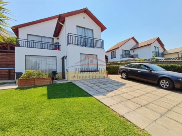 Casa Aislada con Departamento Independiente en Lomas de Lo Aguirre – 112 mt2