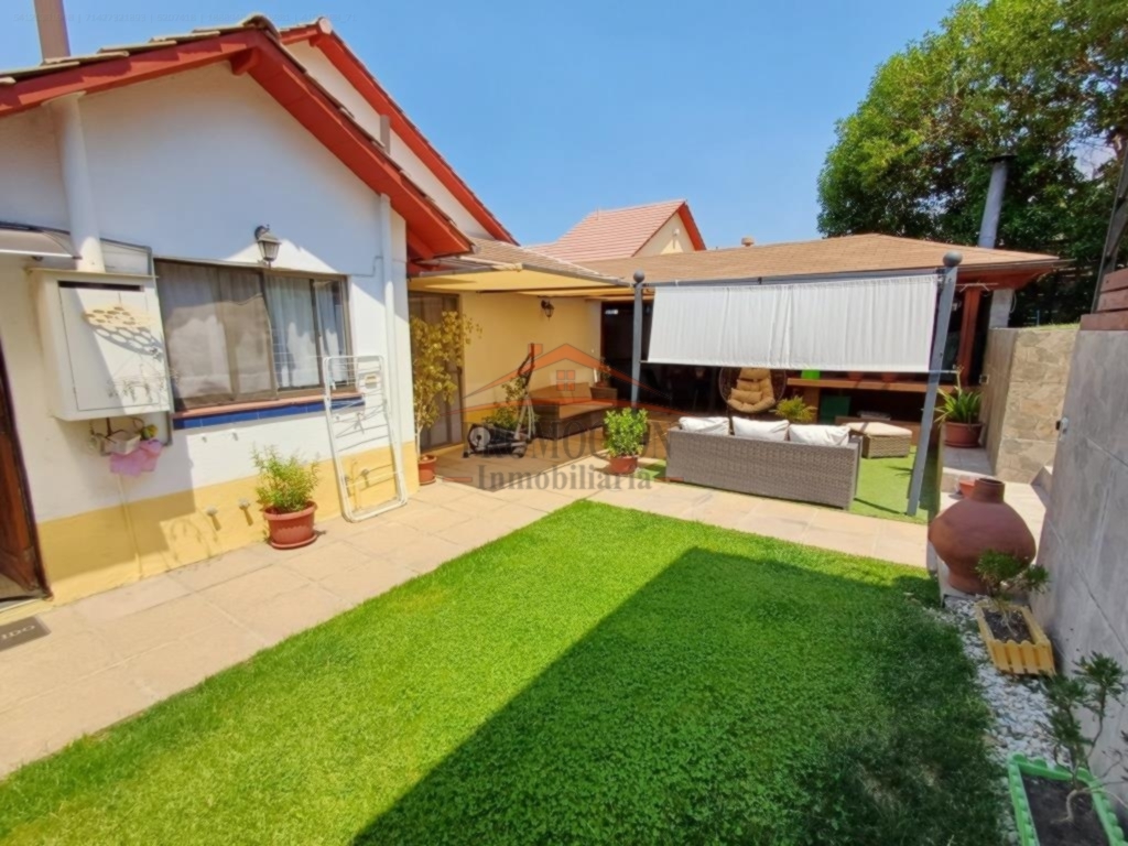 Casa Aislada con Departamento Independiente en Lomas de Lo Aguirre – 112 mt2