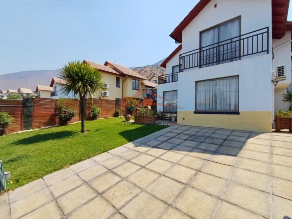 Casa Aislada con Departamento Independiente en Lomas de Lo Aguirre – 112 mt2