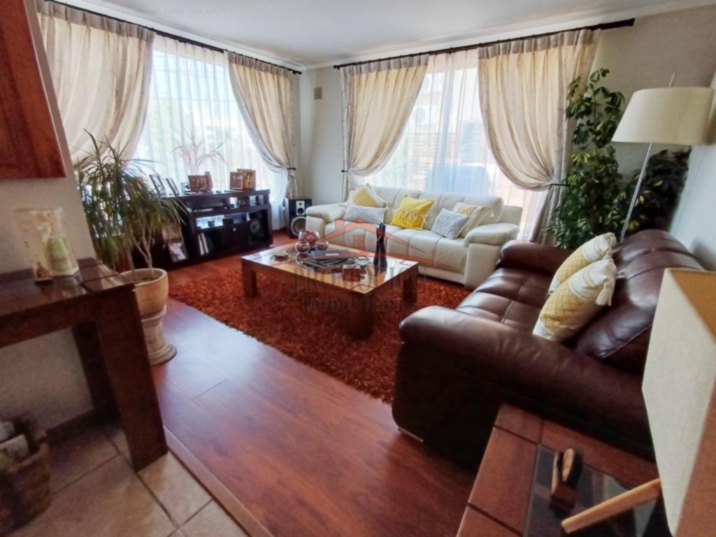 Casa Aislada con Departamento Independiente en Lomas de Lo Aguirre – 112 mt2
